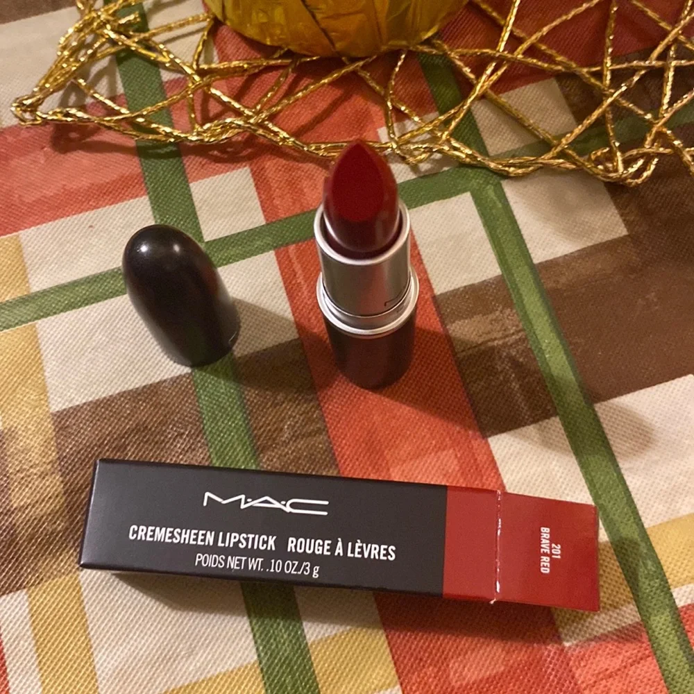 NWT MAC cremesheen lipstick Brave Red 201 - Picture 2 of 3